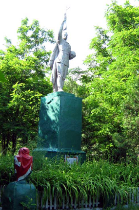 с. Юрченково Волчанского р-на. Памятник установлен на братской могиле, в которой похоронено 29 советских воинов
