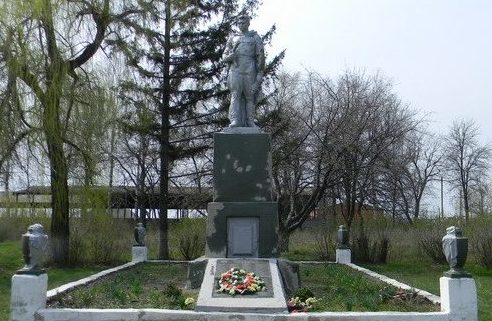 с. Пасеки Змиевского р-на. Памятник на околице села, установлен на братской могиле, в которой похоронено 377 советских воинов
