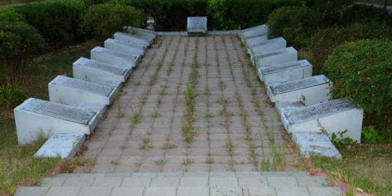 Мемориальные плиты на братской могиле