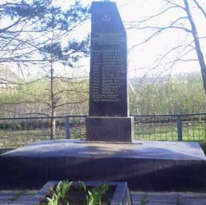 п. Григоровка Великобурлукского р-на. Обелиск при въезде в село, установлен на братской могиле, в которой похоронено 18 воинов