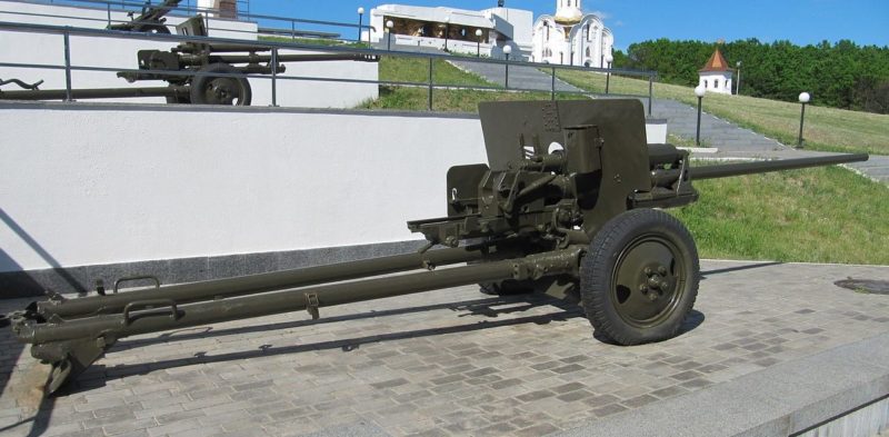 Фрагмент мемориала - противотанковая 57-мм пушка ЗиС-2