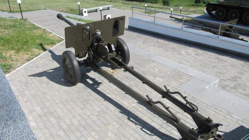 Фрагмент мемориала - 76-мм пушка ЗиС-3