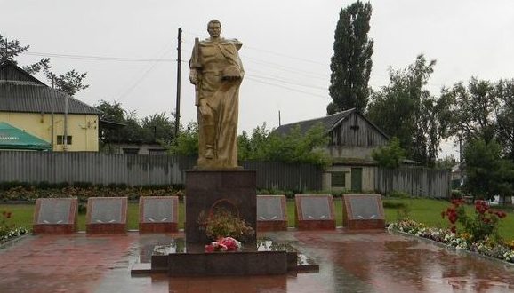 п. Солоницевка Дергачёвского р-на. Памятник, установленный на братской могиле, в которой захоронено 160 воинов, погибших при освобождении поселка