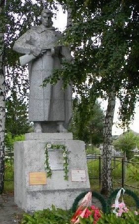 с. Шелкоплясы Дергачёвского р-на. Памятник на сельском кладбище, установлен на братской могиле, в которой похоронено 26 воинов, погибших в боях за село