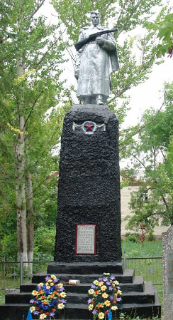 с. Катериновка Великобурлукского р-на. Памятник в центре села, установлен на братской могиле, в которой похоронено 37 воинов