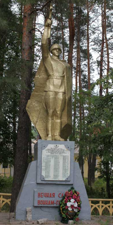 с. Верхняя Писаревка Волчанского р-на. Памятник на братской могиле, в которой похоронен 81 воин