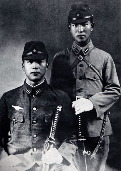 Хироо Онода (справа) в школе офицеров разведки