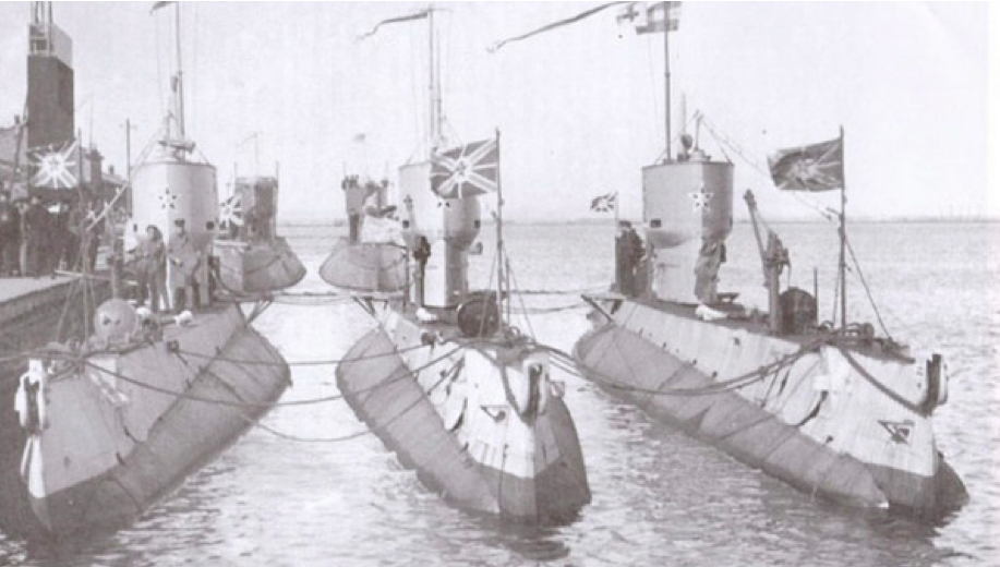 Подводные лодки «А-5»(Металлист), «А-4» (Политработник) и «А-2» (Коммунист)
