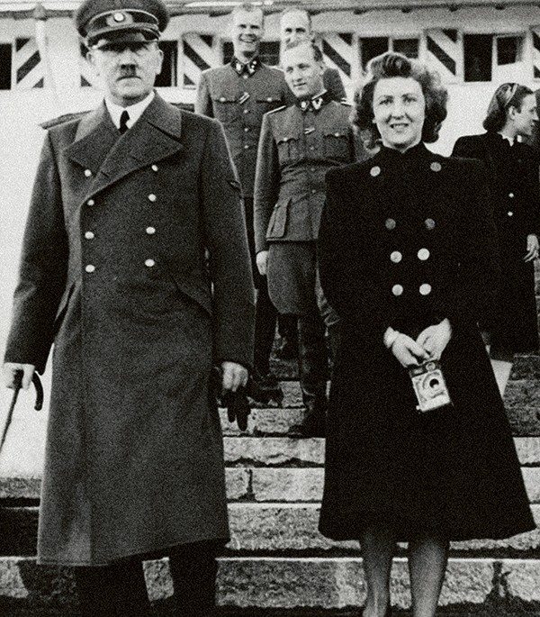 Адольф Гитлер и Ева Браун в день свадьбы.