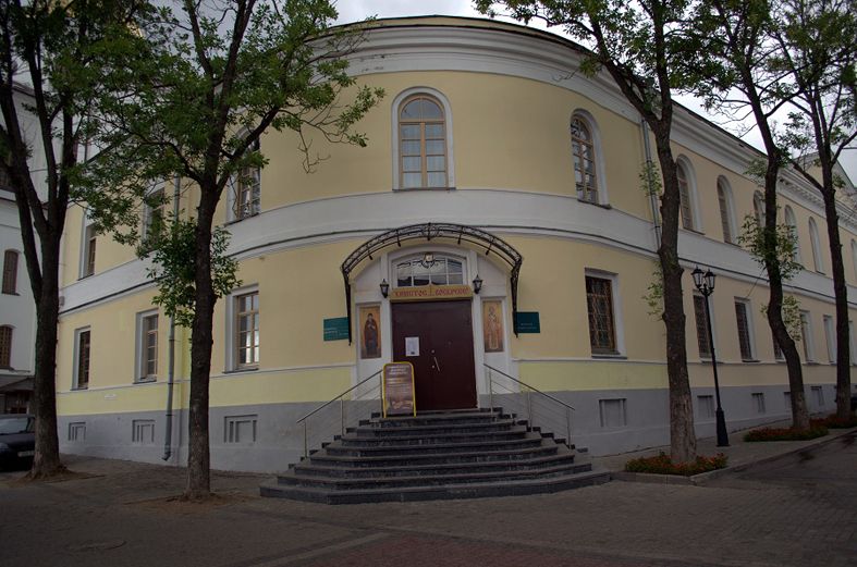 Здание духовной семинарии по улице Крылова, 7. 