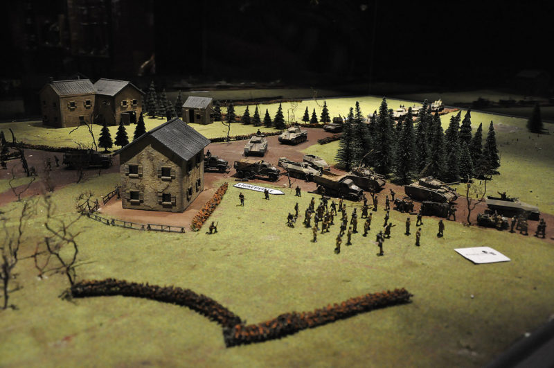 Фрагменты макета битвы американских солдат в Багнезе 17 декабря 1944 года.