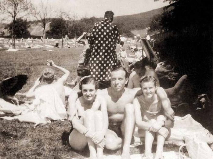 Отдых с друзьями в Годесберге (Ева Браун слева), 1937 г.