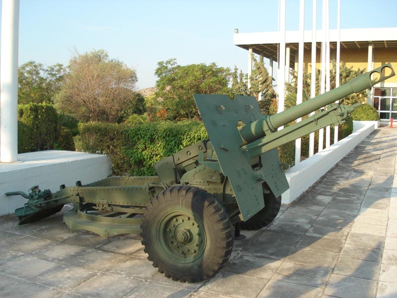 Британское орудие М-2 у входа в музей.
