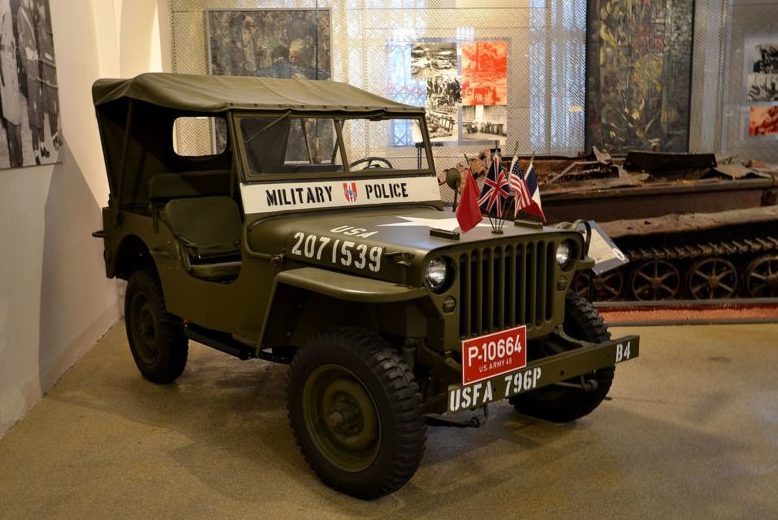 Выставка военного транспорта.