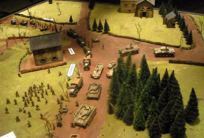 Фрагменты макета битвы американских солдат в Багнезе 17 декабря 1944 года.