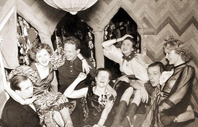 Карнавал в кругу семьи (Ева Браун в глубине справа). Мюнхен, 1938 г. 