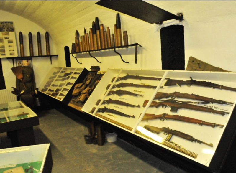 Выставка стрелкового оружия.
