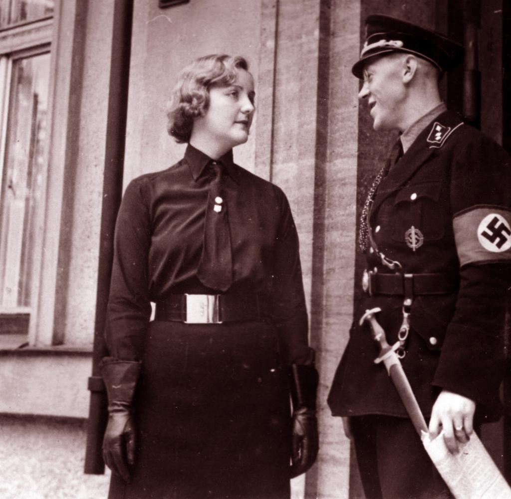 Юнити Митфорд с адъютантом Гитлера.1933 г.