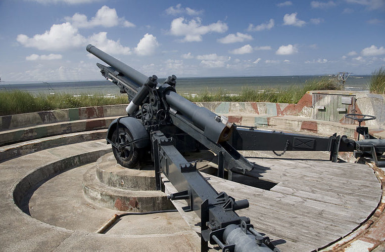 120-мм береговое орудие.