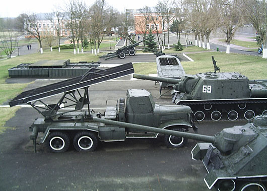Оружие и военная техника на внешней площадке.