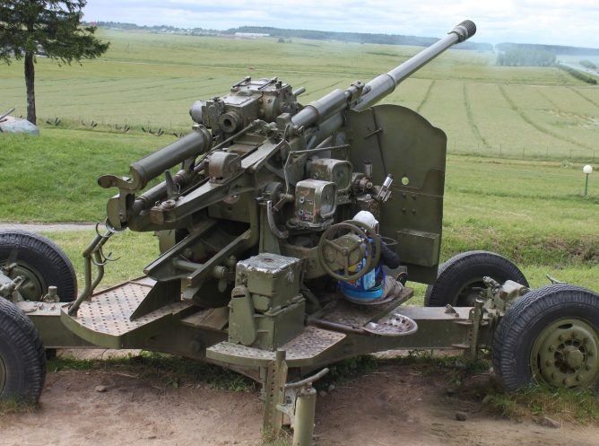 100-мм зенитное орудие.