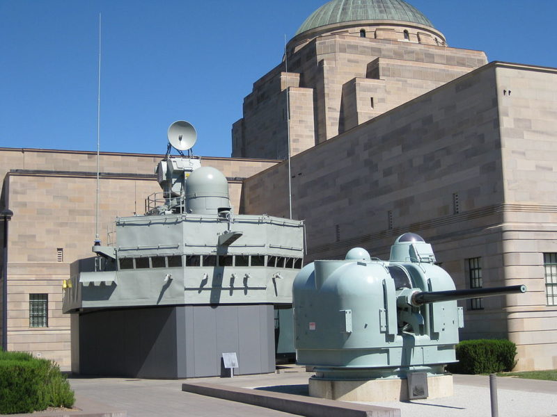 Надстройка корабля и морское орудие во дворе музея.