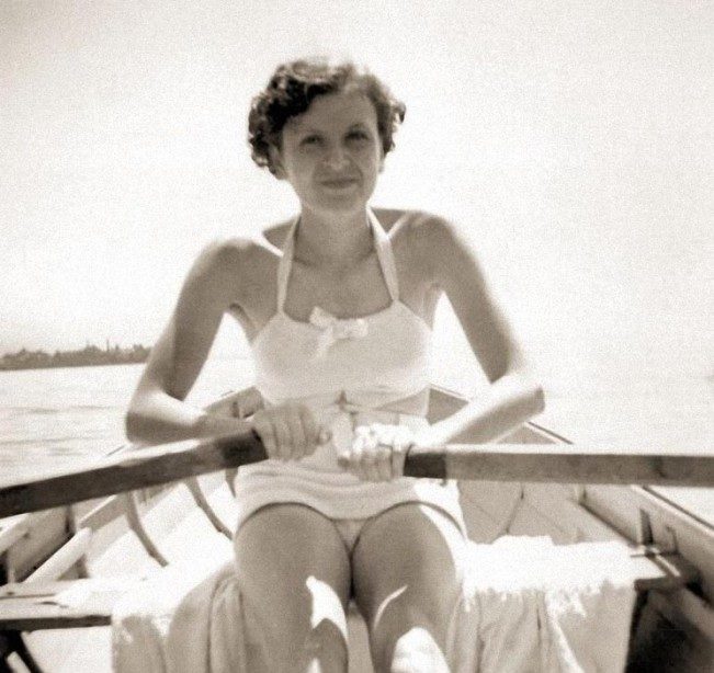 Ева Браун катается на лодке по озеру Уорси. 1940 г.