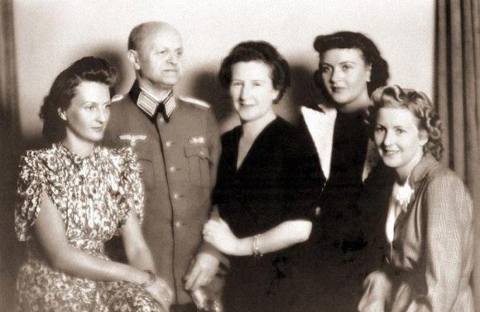Семья Евы Браун: отец Фридрих Браун, мать Франциска Браун, Ева Браун (слева), сестры Ильза и Маргарет. 1940 г. 