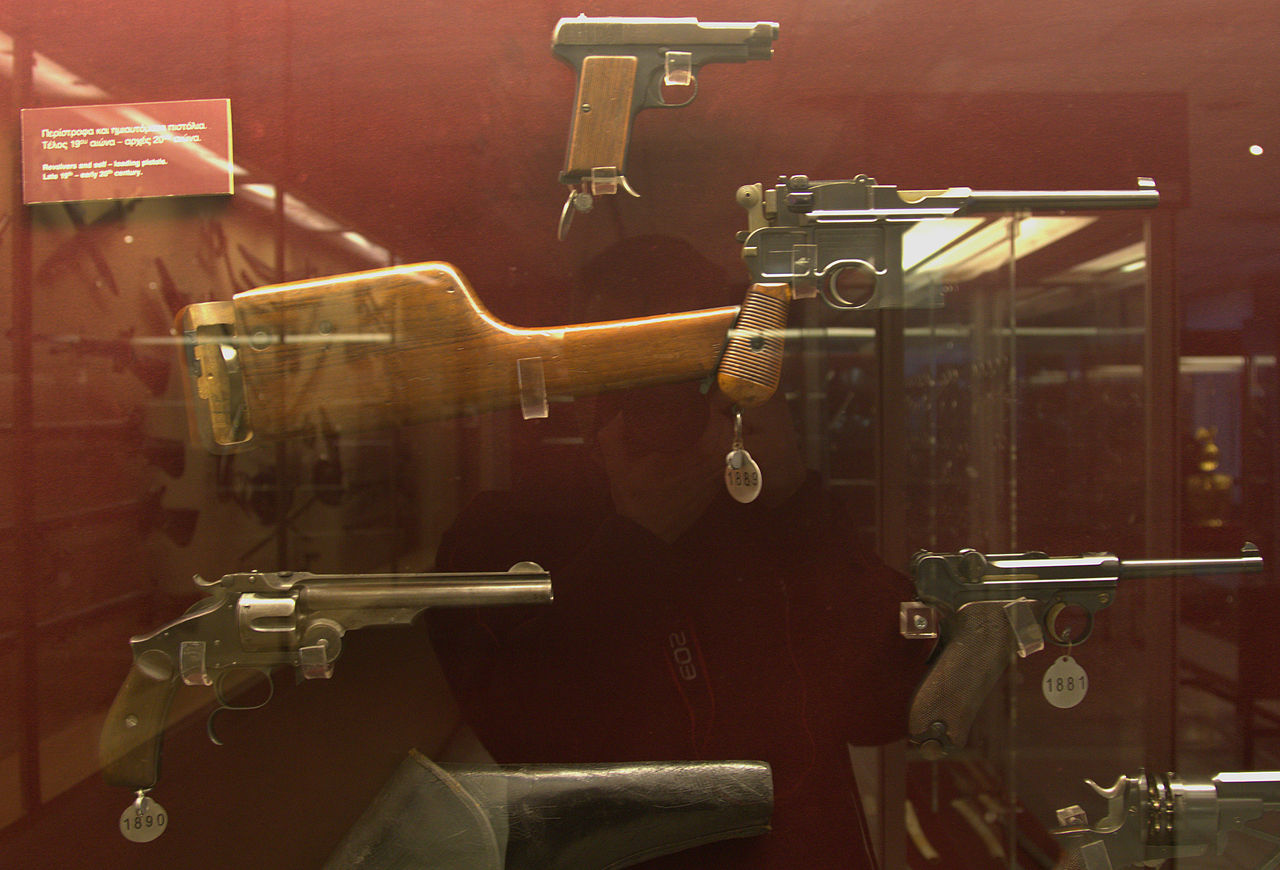 Пистолеты в музее.