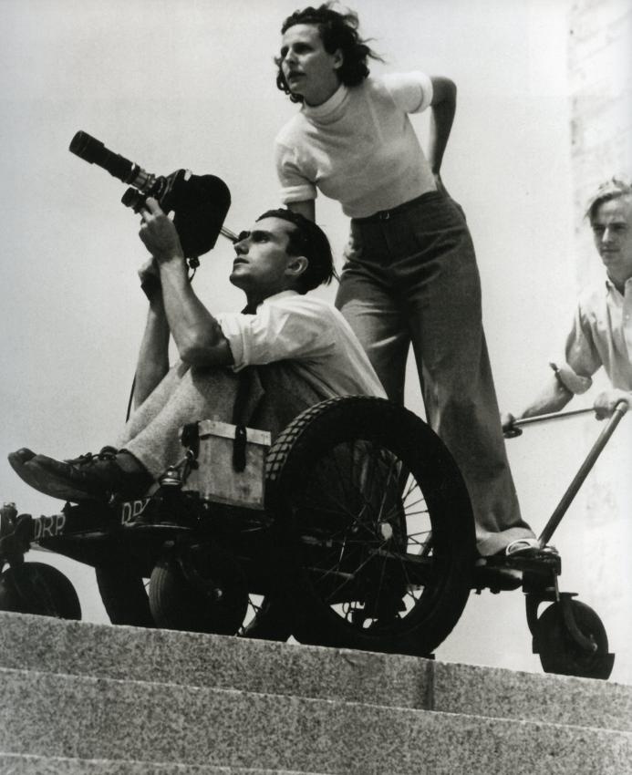 Режиссер Лени Рифеншталь на съемочной площадке.