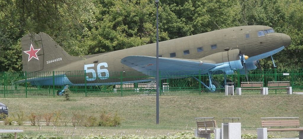 Транспортный самолет Ли-2.