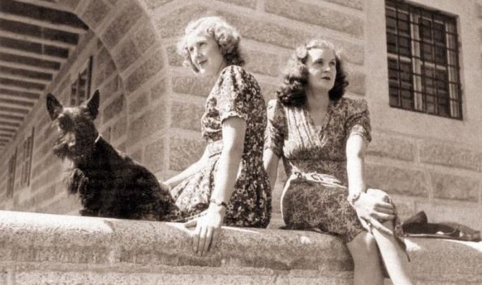 Ева Браун с младшей сестрой Маргарет. 1943 г.