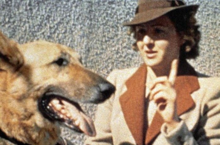 Ева Браун и овчарка Гитлера.1943 г.