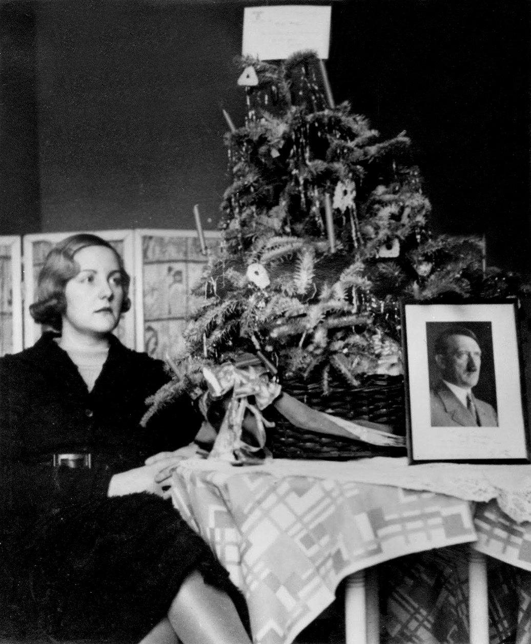 Юнити Митфорд в канун Рождества у елки, подаренной Гитлером. Мюнхен. 1935 г.