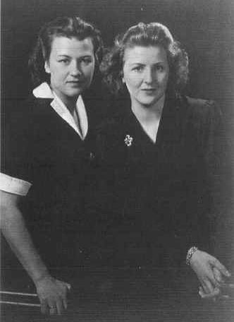 Ева Браун с младшей сестрой Gretl (Margarethe)