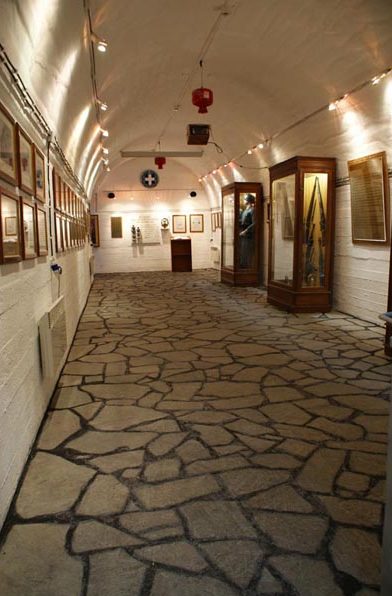 Зал музея в подземелье.