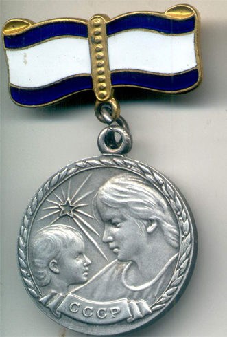Аверс медали Материнства I степени