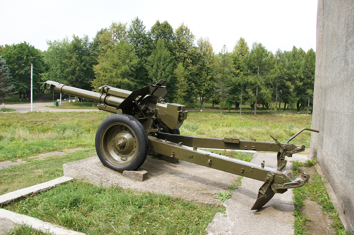 152-мм гаубица образца 1943 года около здание музея.