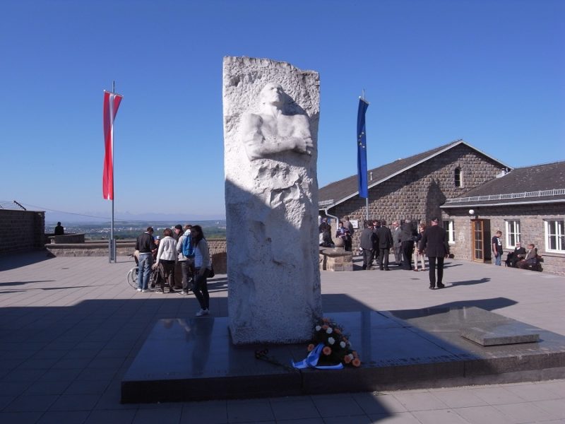 Памятник генералу Карбышеву.