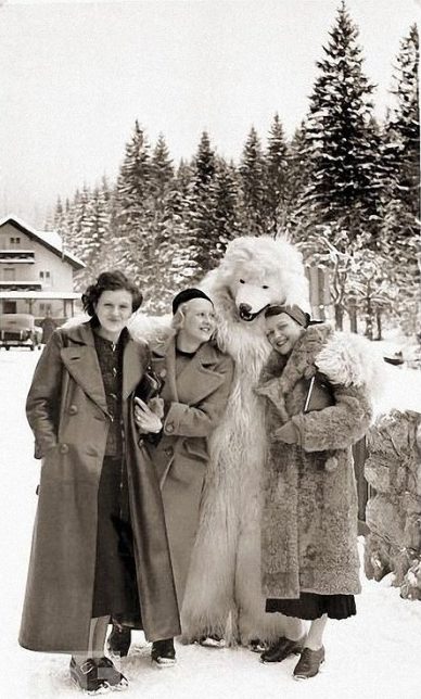 Ева Браун с друзьями. Баварские Альпы. 1935 г.