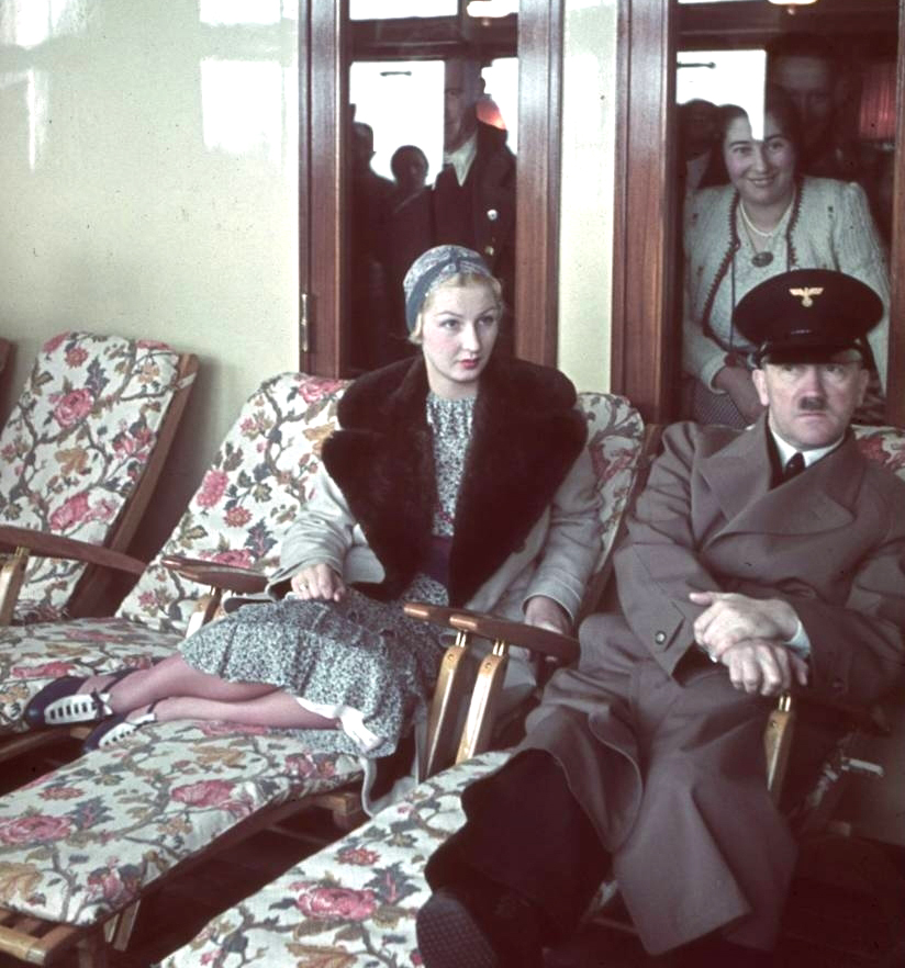 Инга Лей и Адольф Гитлер на лайнере «Роберт Лей».