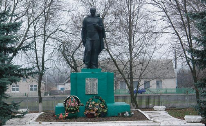 с. Артельное Лозовского р-на. Памятник установлен на братской могиле, в которой похоронено 97 советских воинов