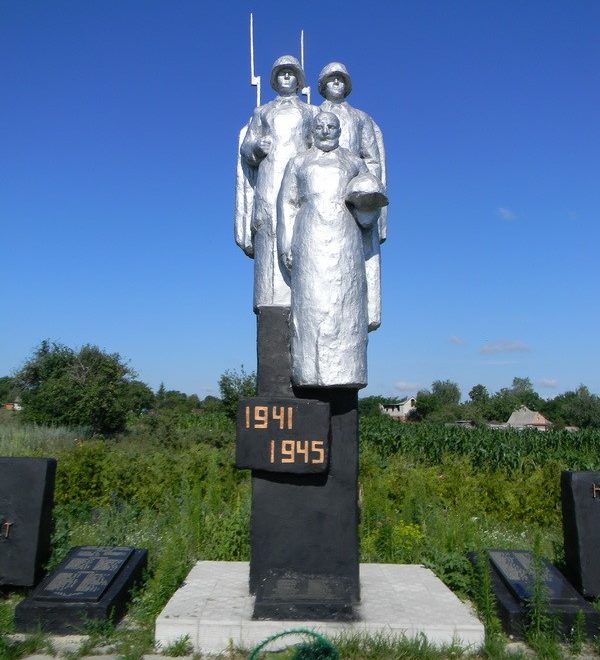 с. Алексеевка Краснокутского р-на. Памятник установлен на братской могиле, в которой похоронено 165 воинов, погибших в боях за село