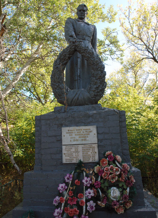 с. Анновка Печенежского р-на. Памятник установлен на братской могиле, в которой похоронено 14 советских воинов