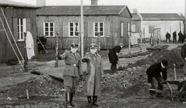 Строительство лагеря под руководством немцев