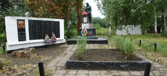 с. Китченковка Краснокутского р-на. Памятник установлен на братской могиле, в которой похоронено 110 советских воинов