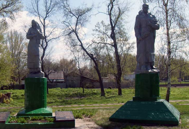 с. Катериновка Сахновщинского р-на. Памятник установлен на братской могиле, в которой похоронено 8 советских воинов