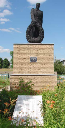 с. Гусинка Купянского р-на. Памятник установлен на братской могиле, в которой похоронено 79 партизан и советских воинов