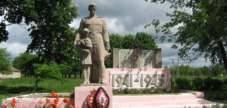 г. Люботин. Памятник установлен возле школы №5, на братской могиле, в которой похоронено 132 советских воина