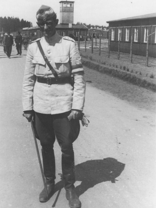 Командир лагеря Фаархуслейрен Поул Мартин Дигманн. Ну, очень похож на прежнего «хозяина», только без нацистских крестов